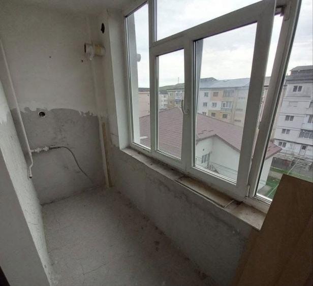 Apartament de vanzare partial renovat - 1