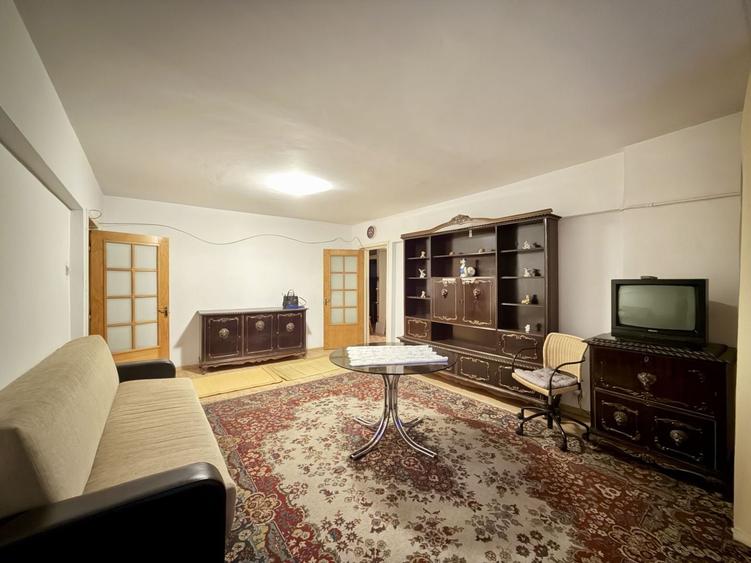 Apartament cu 3 camere semidecomandat în Aviației