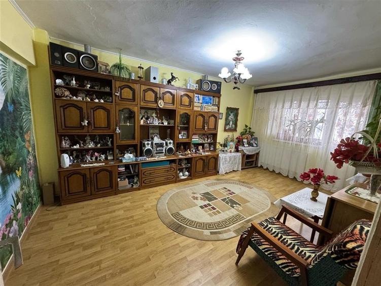 Apartament 3 camere zona centrala , etaj 7, pret 63.000 Euro neg. - 1