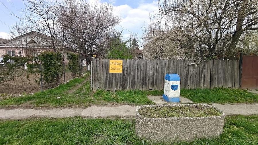 Teren intravilan cu casa locuibila - Centru Lespezi - 1