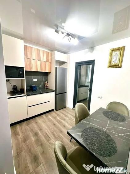 Apartament cu 3 camere decomandat în Poarta 6