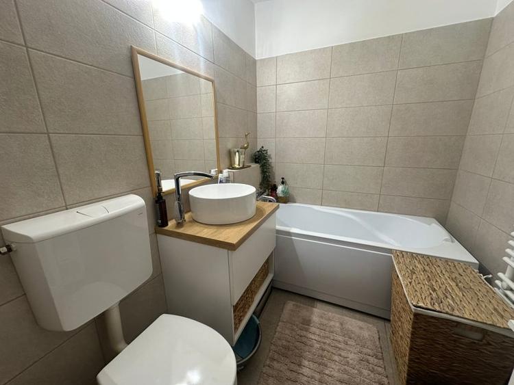 Apartament cu 3 camere semidecomandat, mobilat în Cetate