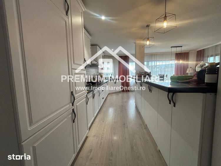 Casă cu 8 camere cu Teren 2680 Mp în Mănăstirea Cașin