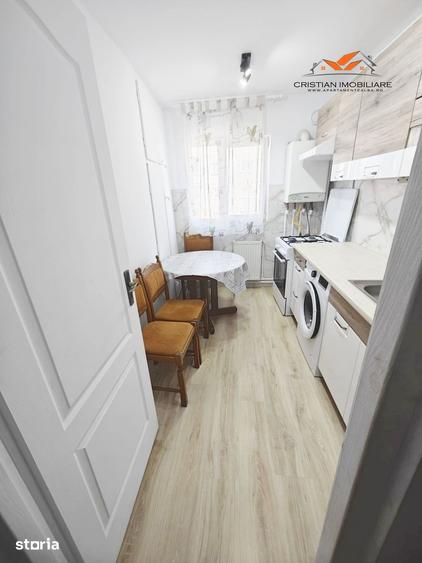 Apartament cu 3 camere semidecomandat în Cetate