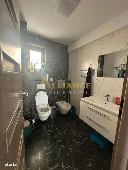 Casă cu 8 camere cu Teren 300 Mp în Central