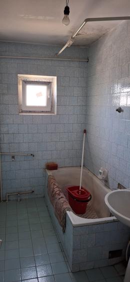 Ap. 3 camere , decomandat,  etajul 3/3 ( acoperis nou),  zona Petre Liciu. - 3