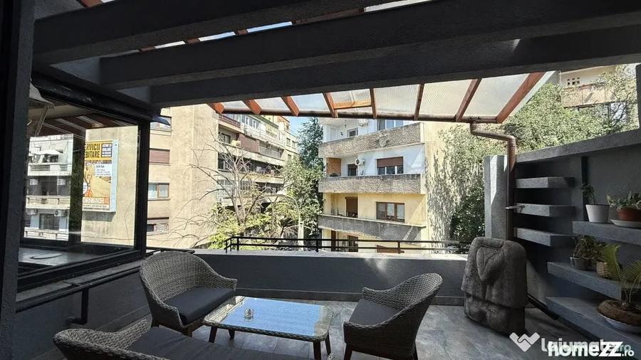 Apartament cu 5 camere decomandat în Victoriei
