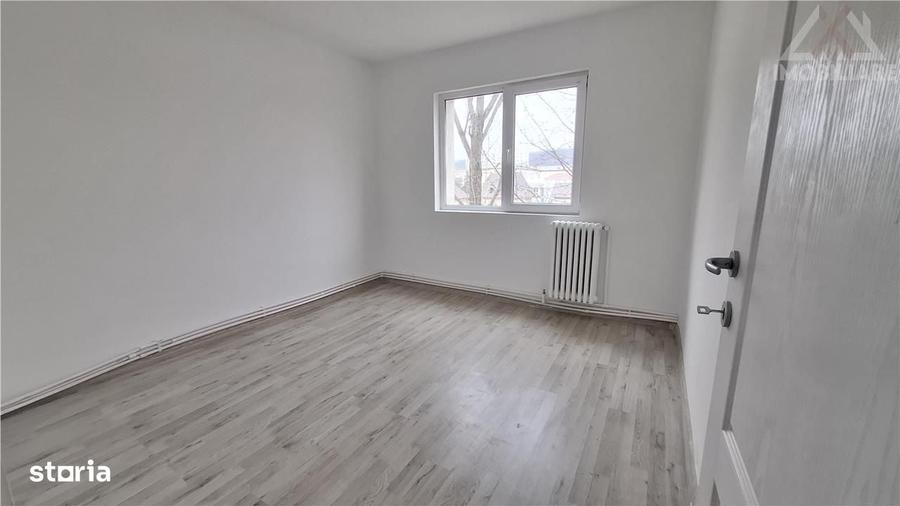 Apartament cu 3 camere semidecomandat în Alexandru cel Bun