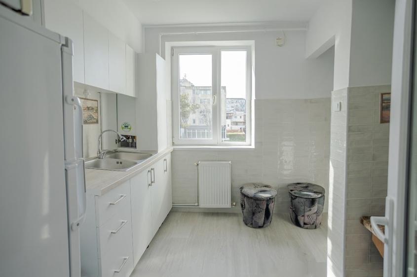 Apartament cu 3 camere semidecomandat, mobilat în Central
