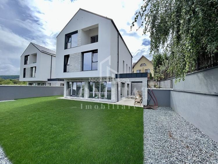 Casă individuală cu panoramă spre oraș zona de case și vile
