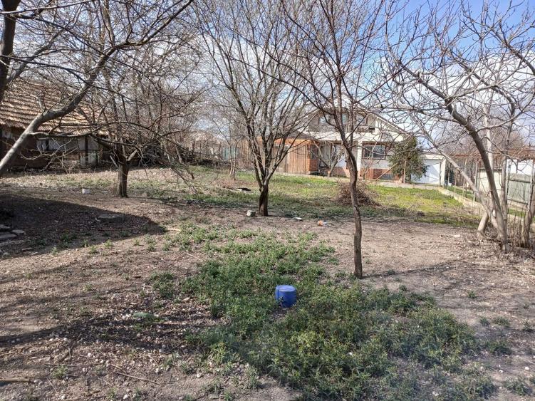 Teren intravilan cu casa demolabila. - 2