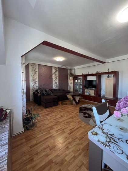 De vanzare- Apartament 3 camere str Luptei - 12