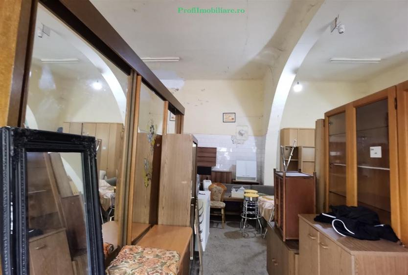 Casa la principala cu spatiu comercial in SANTANA - 2