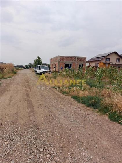 Teren 330 mp,la 250-300 m de alte case.Zona in dezvoltare. - 3