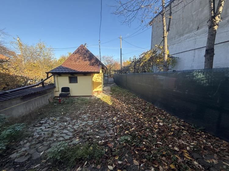 2 corpuri de Casă renovate + teren 125 mp Campina - 28