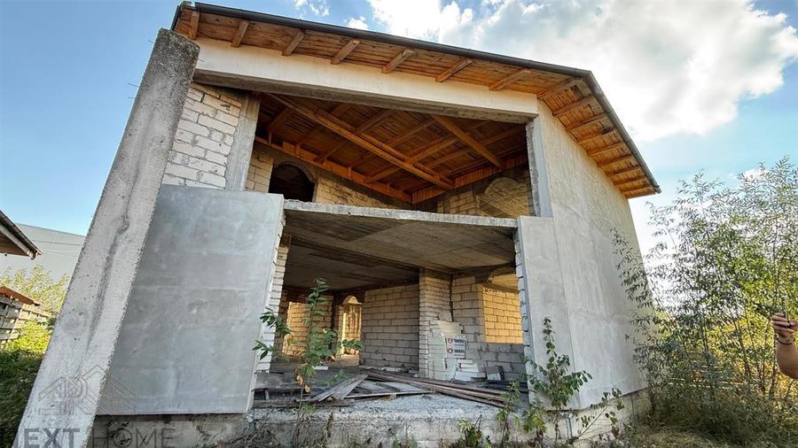 Casă cu 12 camere cu Teren 680 Mp în Podu Nărujei