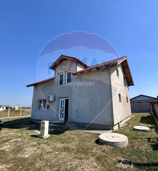 Casa  de vanzare la gri cu 4 camere,teren 552mp in Les