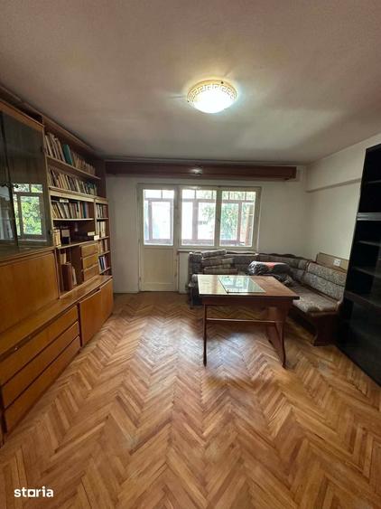 Apartament cu 3 camere semidecomandat în Micro 15