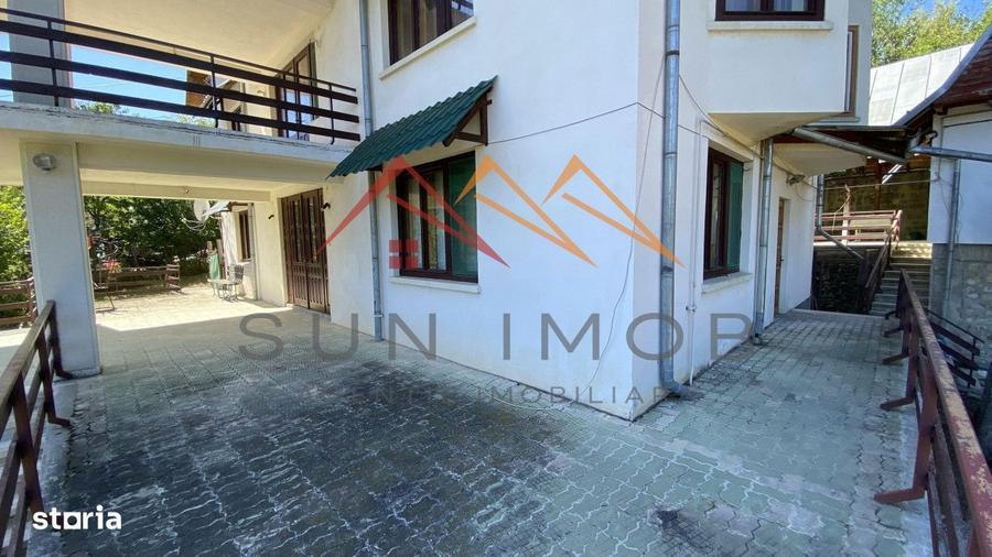 Vila de vanzare, teren 3100 mp, 7 camere, 6 grupuri sanitare, 3 CT, an - 4