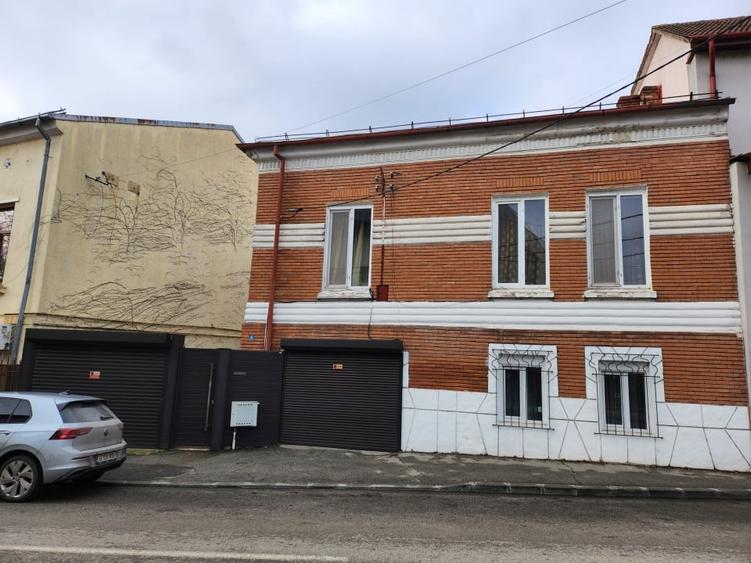 Casa mare si curte in centrul Craiovei - 1