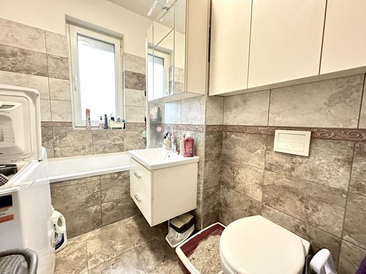 Apartament cu 3 camere semidecomandat, mobilat în Dumbrăvița
