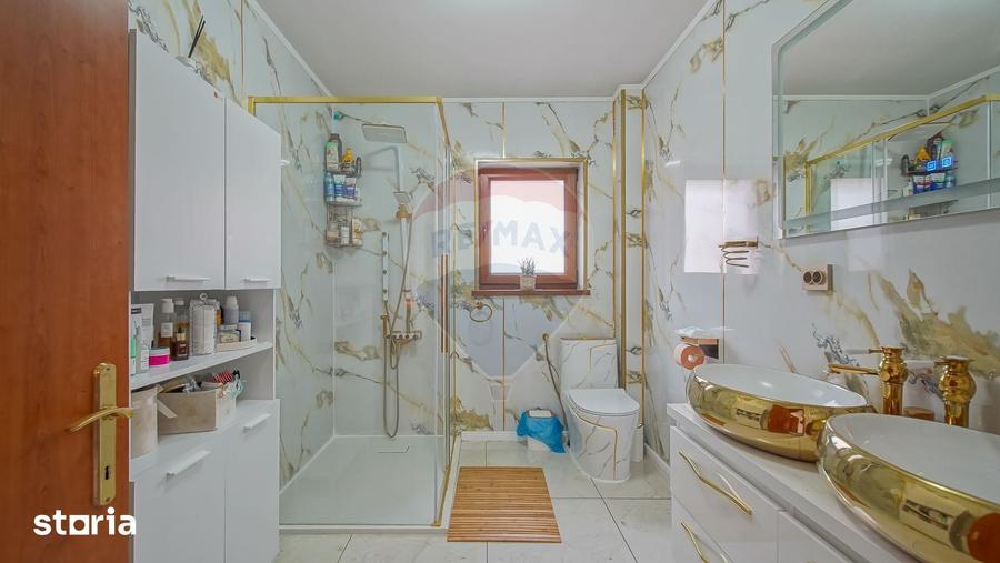 Casă cu 7 camere cu Teren 300 Mp în Central