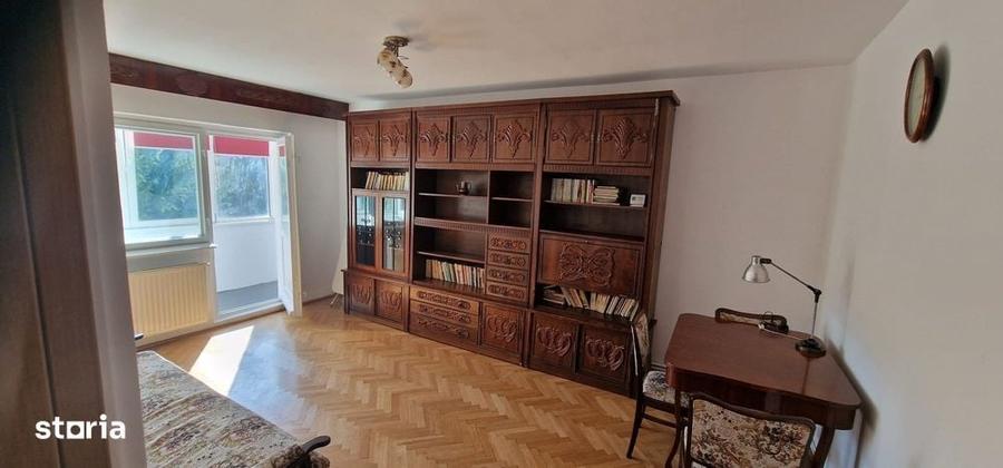 Apartament cu 4 camere decomandat în Calea București