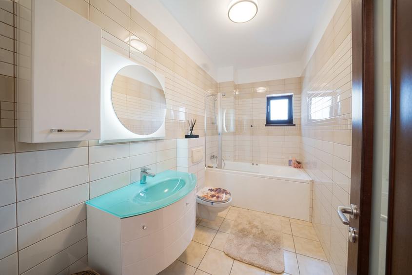 Casă individuală cu 6 camere cu Canalizare în Theodor Pallady
