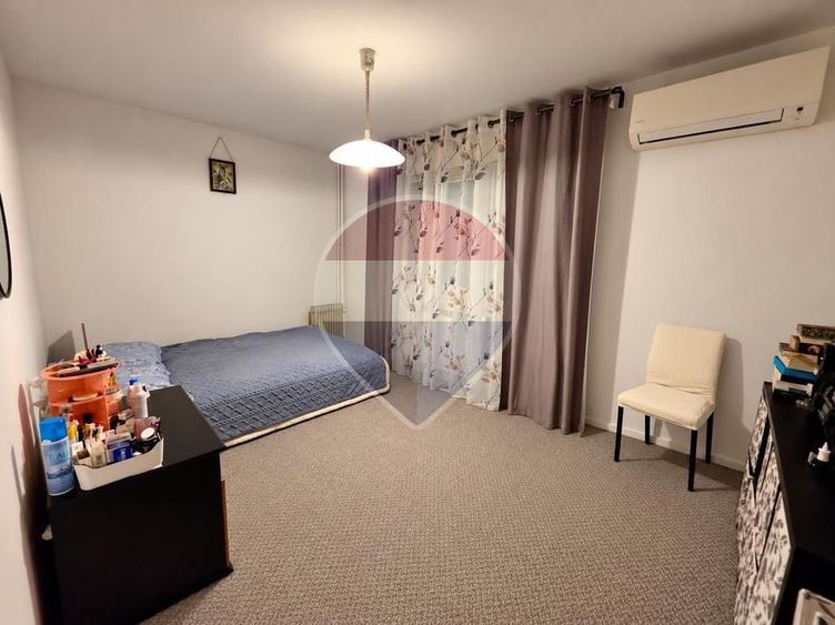 Apartament cu 3 camere semidecomandat în Militari