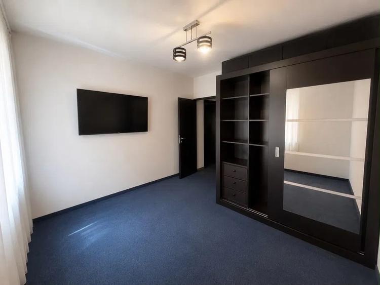 Apartament cu 3 camere decomandat în Drumul Taberei