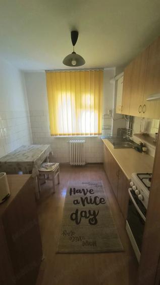 Apartament cu 3 camere semidecomandat în Grigorescu