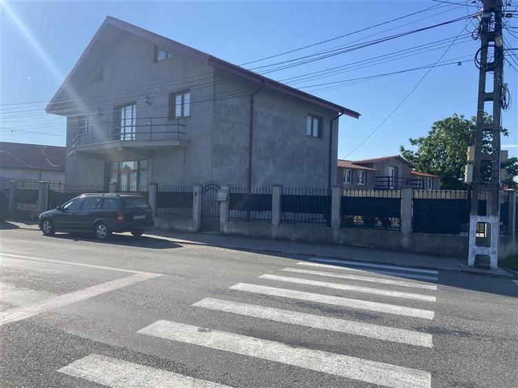 Casă individuală cu 6 camere cu Teren 373 Mp în Golești