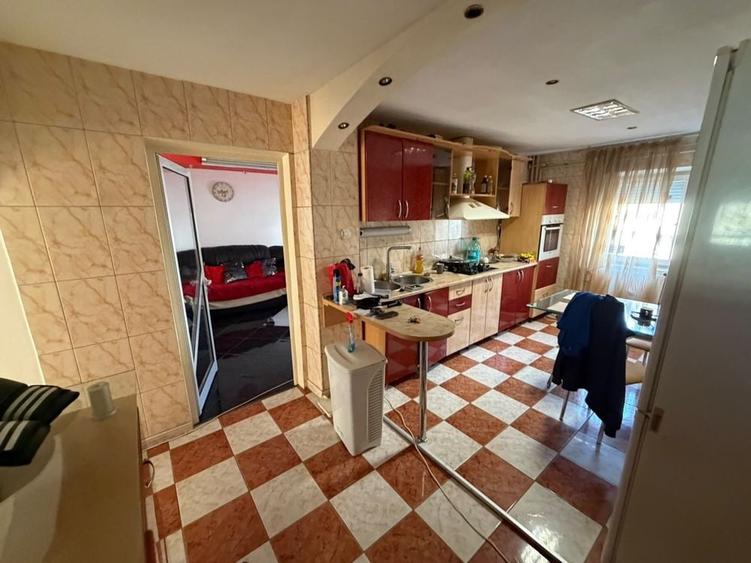 Apartament cu 3 camere decomandat în Central