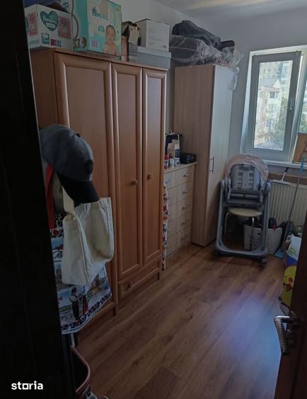 Apartament cu 3 camere semidecomandat în Craiovița Nouă