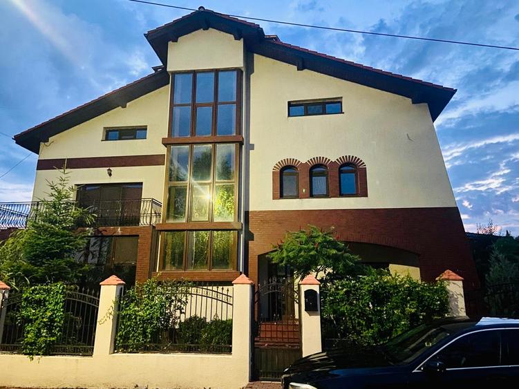 Casă individuală cu 7 camere cu Teren 1346 Mp în Berceni
