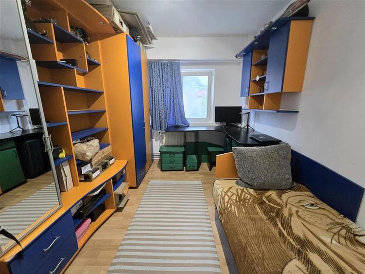Apartament cu 4 camere decomandat, mobilat în Răcădău