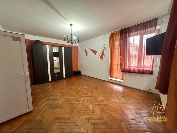 Casă individuală cu 8 camere cu Canalizare în Orașul Nou
