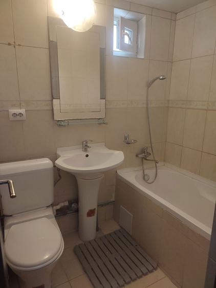 Propietar,inchiriez apartament cu o camera,decomandat in Nicolina 1 - 3