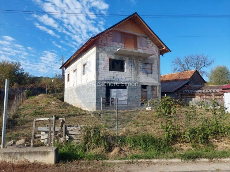 Casa la rosu de vanzare in Caiuti, Bacau