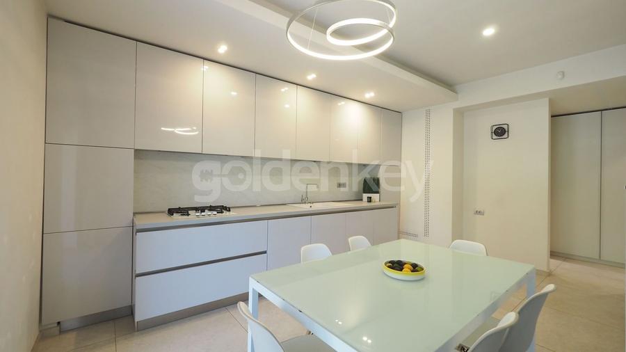 Apartament superb cu gradina | 2 garaje - 6