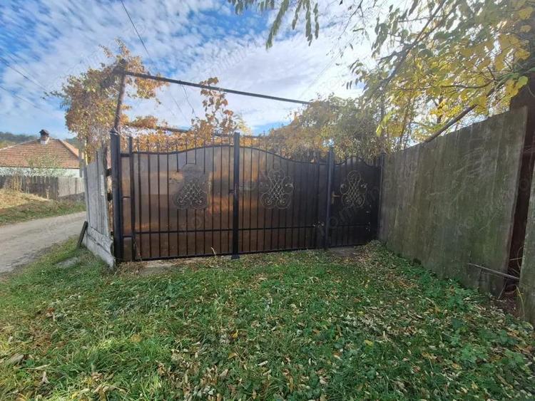 Casa batraneasca de vanzare Comane?ti, cartier Straja la 5 minute de ora? - 9