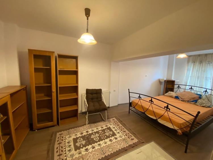 Garsoniera spatioasa, la curte - 1