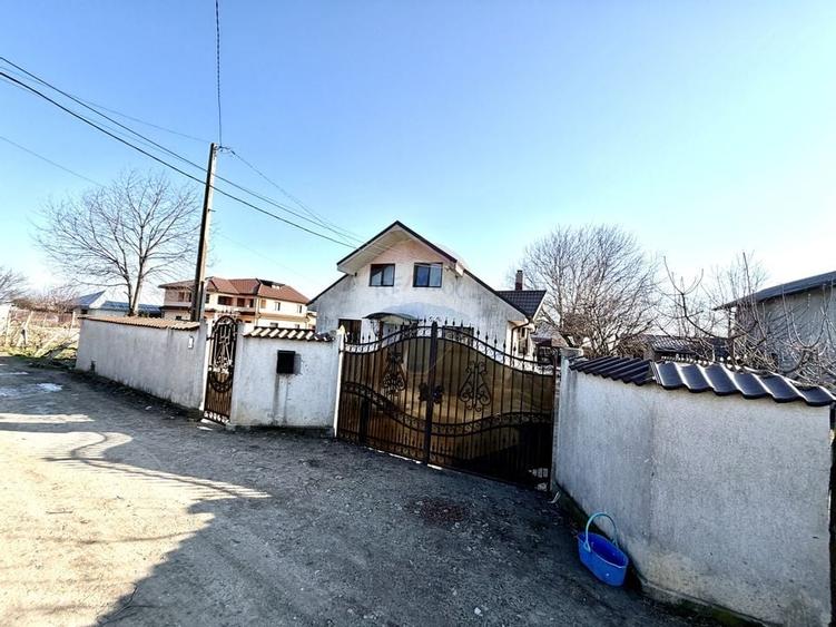 Casă / Vilă cu 4 camere de vânzare - 1