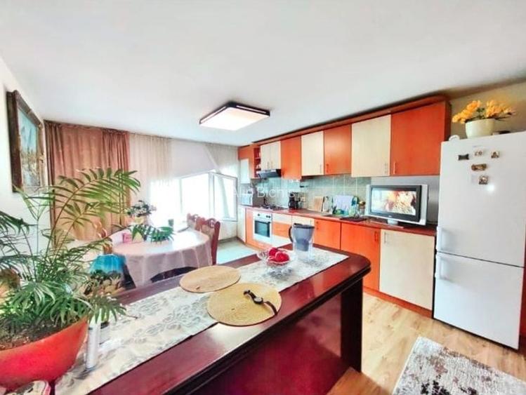 Apartament cu 3 camere decomandat în Plopilor