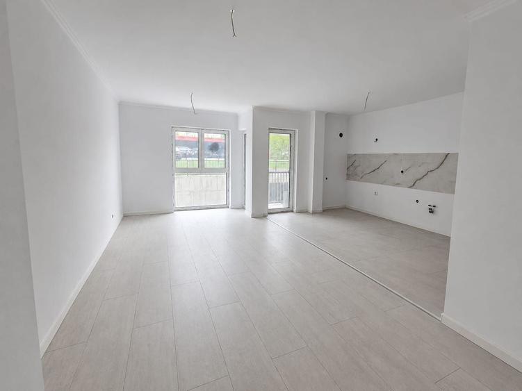 Apartament cu 4 camere semidecomandat în Florești