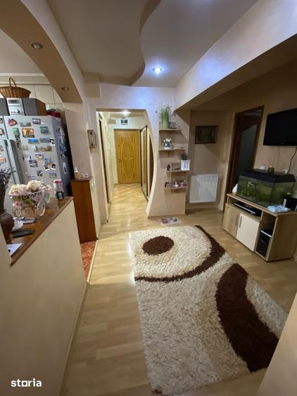 Apartament cu 3 camere decomandat în Sud