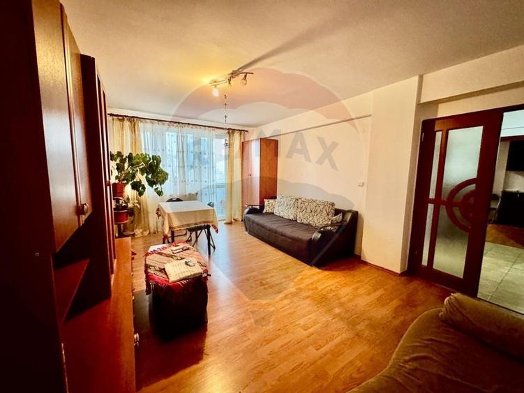 Apartament cu 3 camere de vânzare în zona Craiovita Noua - 1