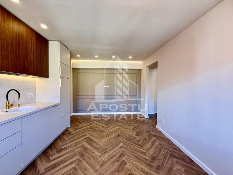 Apartament cu 3 camere semidecomandat, mobilat în P-ța Victoriei