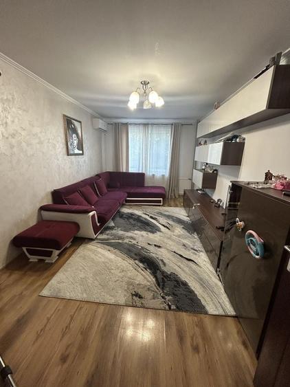 Apartament cu 3 camere semidecomandat în Rahova