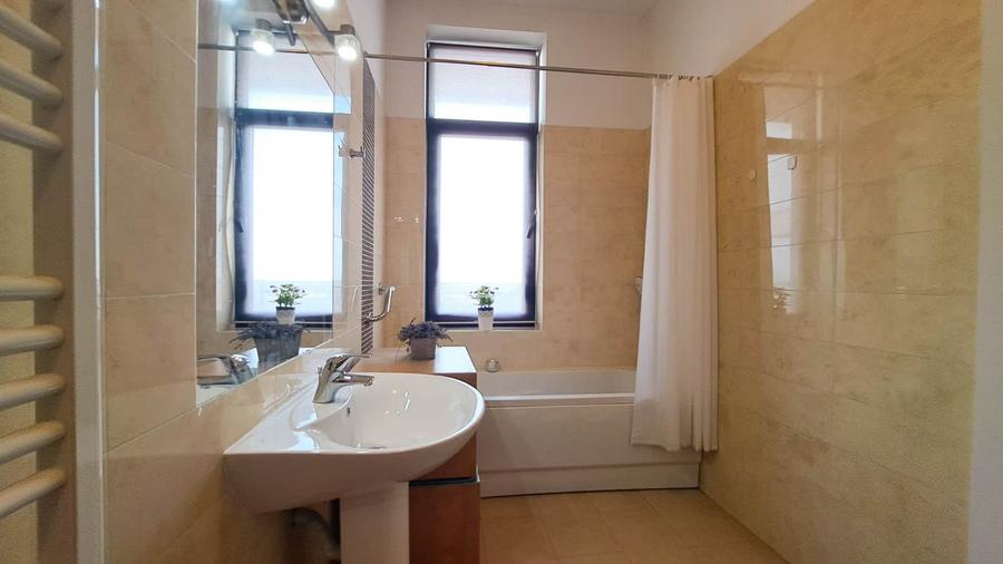 Apartament cu 4 camere semidecomandat, mobilat în Băneasa